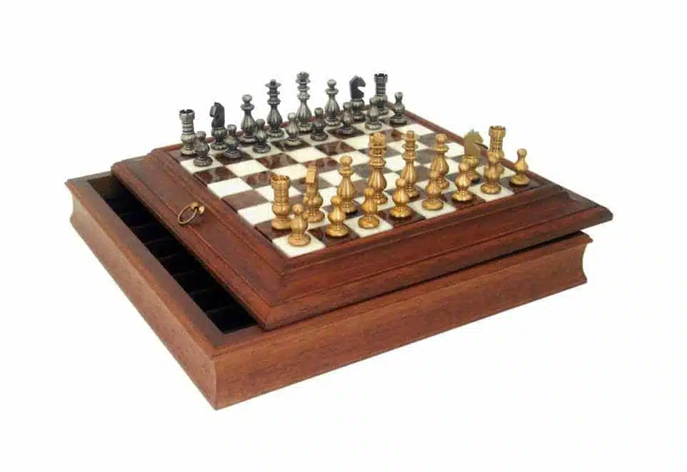 Conjunto Estilo Francês Tabuleiro de Xadrez em Madeira Maciça e Tampo em Alabastro com Compartimento de Arrumação & Jogo de Xadrez em Latão Maciço