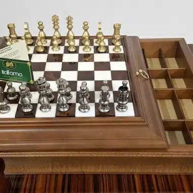Alternative view of Conjunto Estilo Francês Tabuleiro de Xadrez em Madeira Maciça e Tampo em Alabastro com Compartimento de Arrumação & Jogo de Xadrez em Latão Maciço