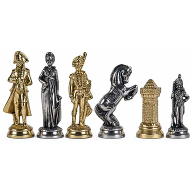 Peças de xadrez Grand Napoléon, pormenor das figuras douradas e prateadas