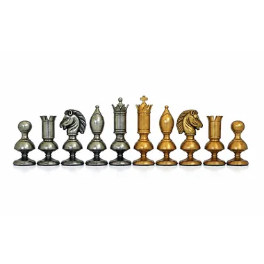 Peças de xadrez em latão prateado e dourado, detalhe de ambos os lados