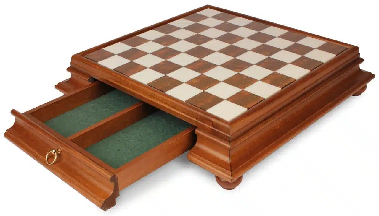 Conjunto "Large Oriental" Tabuleiro de Xadrez em Pé de Madeira Maciça e Tampo em Alabastro da Toscânia com Gaveta de Arrumação & Jogo de Xadrez em Madeira e Latão Banhado a Ouro e Prata - Image 4