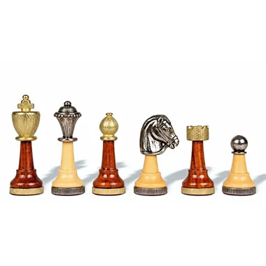 Peças de xadrez Classic II alinhadas, acabamento em madeira e metal dourado e prateado