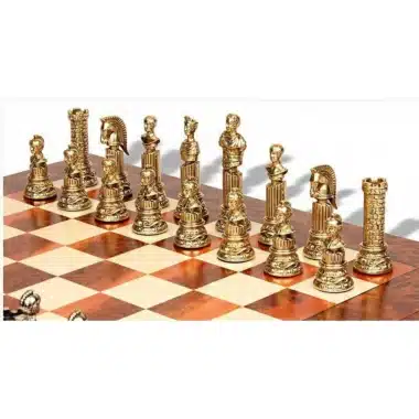 Pièces d'échecs Empire Romain VIII dorées alignées sur l'échiquier en bois