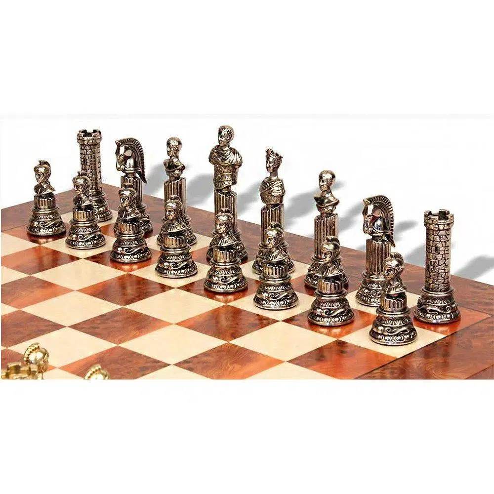 Pièces d'échecs Empire Romain VIII argentées sur l'échiquier en bois d'orme