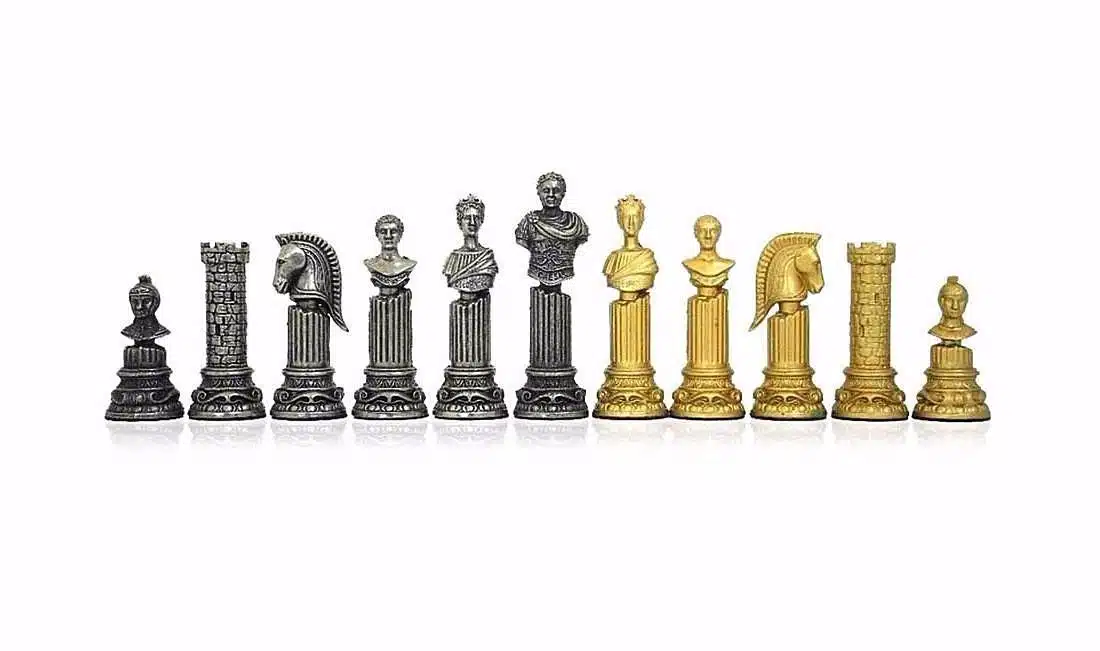 Jeu d'échecs en métal, pièces argentées et dorées alignées, style Empire Romain