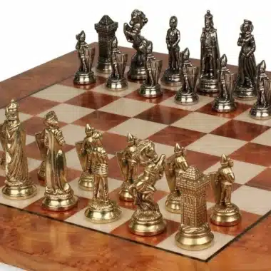 Pièces dorées du jeu Mary Stuart VI alignées sur l'échiquier