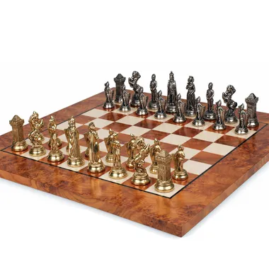 Pièces dorées du jeu Mary Stuart VI alignées sur l'échiquier