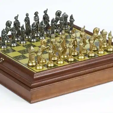 Conjunto Grande Napoleão IV Tabuleiro de Xadrez em Madeira Original e Jogo de Xadrez em Metal
