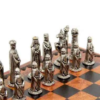 Alternative view of Conjunto Medieval: Tabuleiro em Couro Sintético & Jogo de Xadrez em Metal Maciço