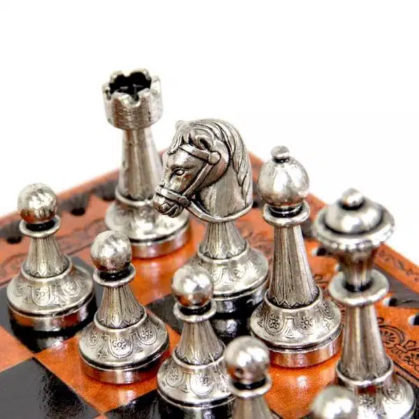 Conjunto Staunton Mix Tabuleiro em Pele Sintética com Compartimento de Arrumação Integrado & Jogo de Xadrez em Metal Maciço - Image 3