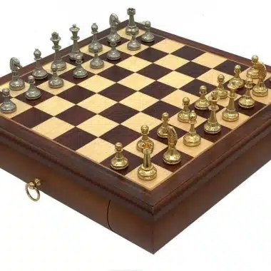 Conjunto Mignon Flower VII Tabuleiro de Xadrez em Ácer e Mogno com Arrumação e Jogo de Xadrez em Metal Banhado a Ouro e Prata
