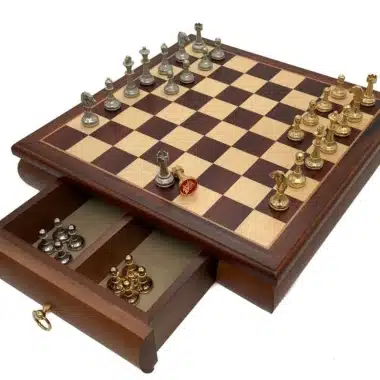 Alternative view of Conjunto Mignon Flower VII Tabuleiro de Xadrez em Ácer e Mogno com Arrumação e Jogo de Xadrez em Metal Banhado a Ouro e Prata