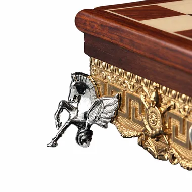 Pormenor de um pé em metal prateado em forma de cavalo alado