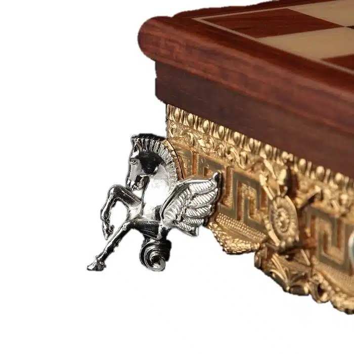 Tabuleiro de Xadrez com Pé em Metal Dourado e Madeira Maciça com Compartimento de Arrumação - Image 2