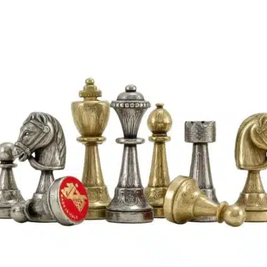 Peças de xadrez Staunton Mix VI em metal dourado e prateado, detalhe do cavalo e do rei