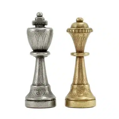 Dois reis de metal, um prateado e outro dourado, lado a lado