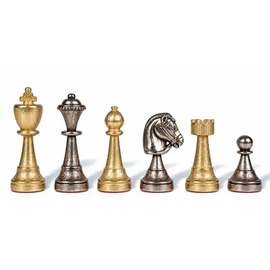 Peças de xadrez em metal dourado e prateado, pormenor do cavalo e da torre