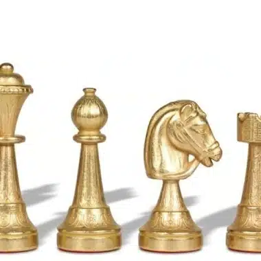 Peças de xadrez douradas: dama, bispo, cavalo e torre em metal