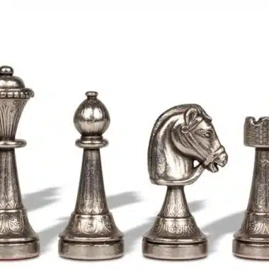 Peças de xadrez prateadas: dama, bispo, cavalo e torre em metal