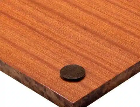 Échiquier, détail de la feutrine ronde sous la plaque en bois