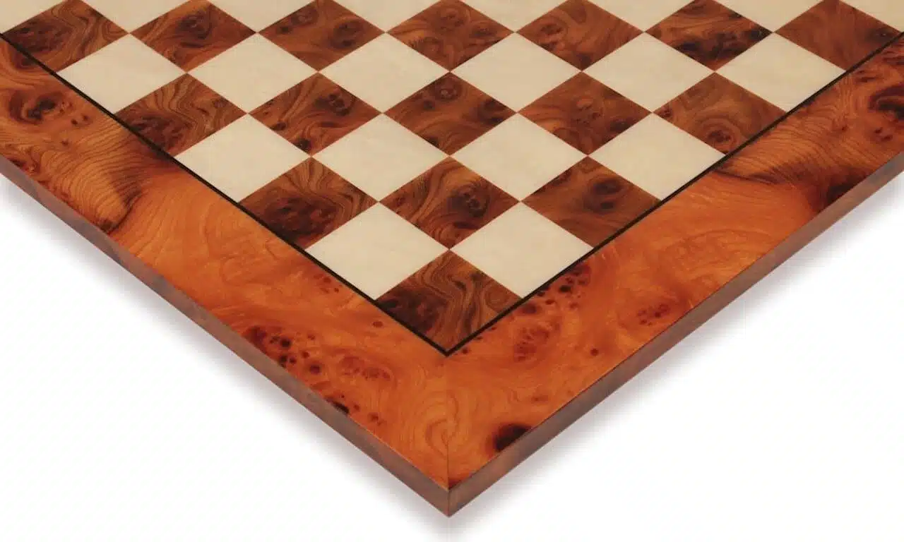 Échiquier en bois d'orme et de bruyère, détail du coin en marqueterie