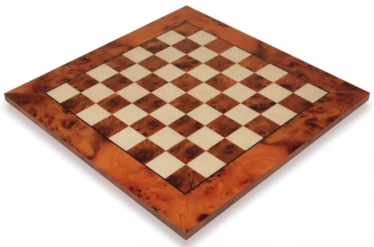 Échiquier en bois d'orme et de bruyère, damier marqueté vue d'ensemble
