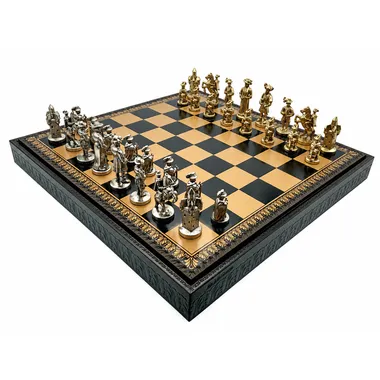 Jogo de xadrez Lanzichenecchi II visto de frente com tabuleiro preto e peças de metal