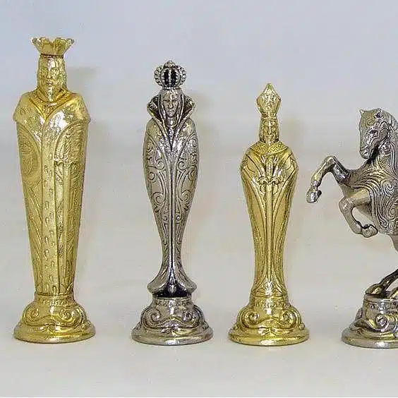 Ensemble "Florentine Renaissance" Echiquier en Bois d'Orme et de Bruyère & Jeu d'Echecs en Métal