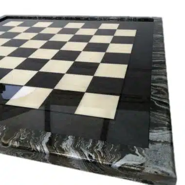 Alternative view of Conjunto Staunton Moderno XL Tabuleiro de Xadrez em Madeira de Ácer Verde & Jogo de Xadrez em Latão e Madeira Folheada a Ouro e Prata