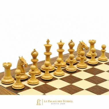 Pièces d'échecs claires en buis, vue détaillée sur l'échiquier en bois