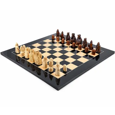 Jogo de xadrez completo Ilha de Lewis sobre tabuleiro lacado preto e madeira clara