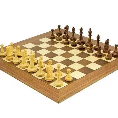 Conjunto Blackmore Tabuleiro de Xadrez em Madeira de Nogueira e Ácer & Jogo de Xadrez em Pau-Rosa Dourado