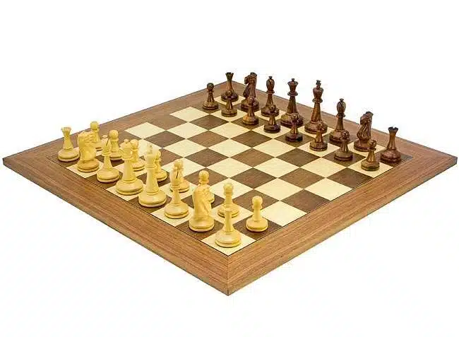 Conjunto Blackmore Tabuleiro de Xadrez em Madeira de Nogueira e Ácer & Jogo de Xadrez em Pau-Rosa Dourado
