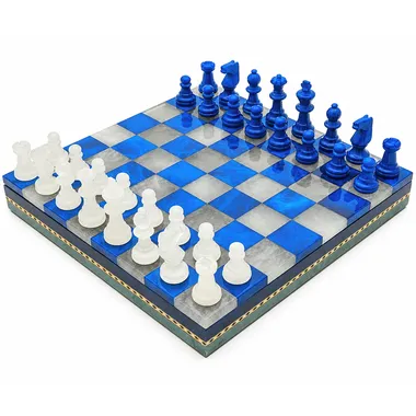 Jogo de xadrez completo em mármore azul e branco, vista geral sobre a caixa