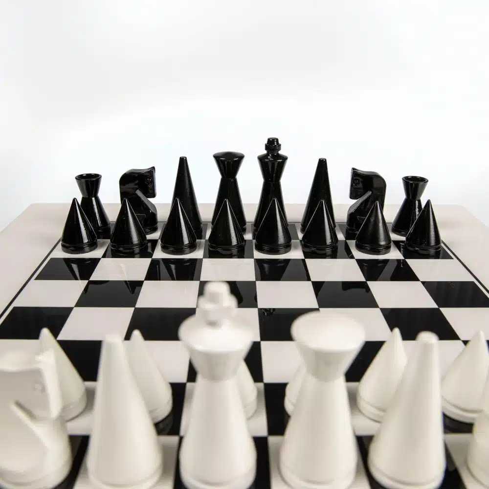 Conjunto Pirâmide Moderno Branco Tabuleiro de Xadrez em Madeira Maciça Lacada Branca & Jogo de Xadrez em Madeira Lacada Preto e Branco - Image 5