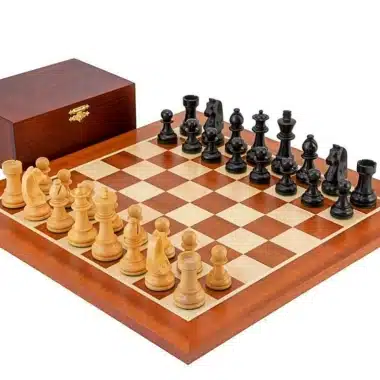 Conjunto Championship II Tabuleiro de Xadrez em Madeira de Mogno e Ácer, Jogo de Xadrez em Madeira de Buxo e Buxo Ebanizado & Caixa de Arrumação em Madeira de Bétula