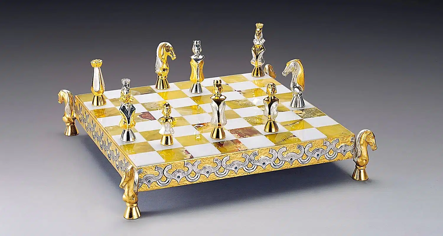 Ensemble "Les Maures en Espagne VIIIe Siècle" Echiquier et Jeu d'Echecs en Bronze, Onyx et Or 24 Carats