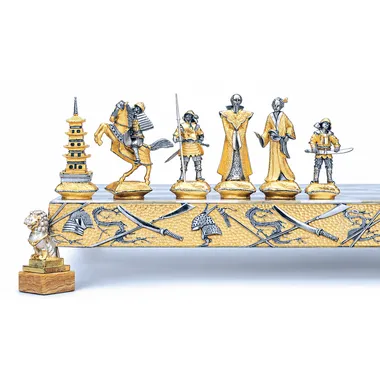 Conjunto "Samurai Batalha de Nagashino" Tabuleiro de Xadrez e Jogo de Xadrez em Bronze, Ónix e Ouro 24 Quilates