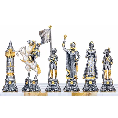 Peças do lado do Czar Dimitri: cavalo, porta-bandeira, rei e dama em prata e ouro