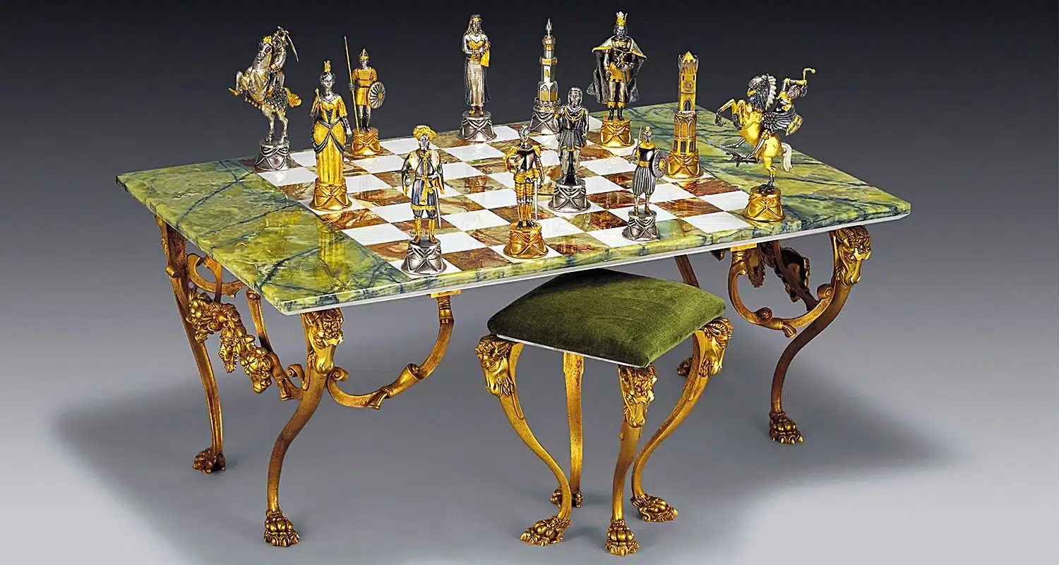 Ensemble XL "Charlemage Roi des Carolingiens vs Maures d'Espagne" Table d'Echiquier rectangulaire et Jeu d'Echecs en Bronze, Onyx et Or 24 Carats