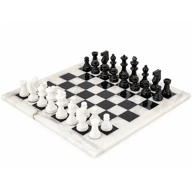Jogo de xadrez completo em mármore branco e preto, peças na posição inicial