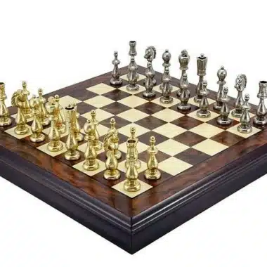 Conjunto Oriental Tabuleiro de Xadrez em Nogueira e Ácer com Compartimento de Arrumação & Jogo de Xadrez em Latão