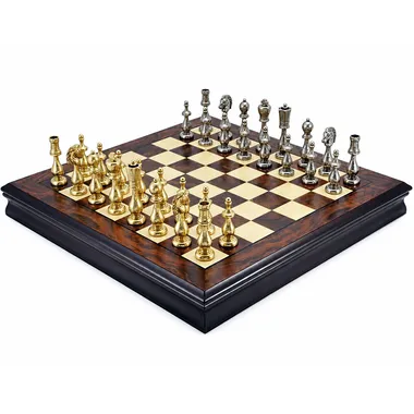 Jogo de xadrez completo com tabuleiro de madeira de nogueira e peças douradas e prateadas