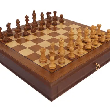 Conjunto "Tilleul Small" Tabuleiro de Xadrez em Nogueira com Gaveta de Arrumação & Jogo de Xadrez Staunton em Madeira