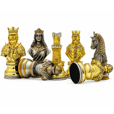Detalhe das peças douradas e prateadas, rei, dama, torre e cavalo