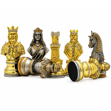 Peças com bustos medievais, rei, dama, torre e cavalo banhados a ouro e prata