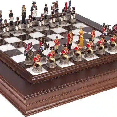 Conjunto Batalha de Waterloo 1 Tabuleiro de Xadrez em Madeira e Mármore e Jogo de Xadrez Pintado à Mão