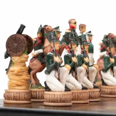Alternative view of Conjunto Napoleão Campanha da Rússia II Jogo de Xadrez em Resina e Tabuleiro em Pele Sintética Preta