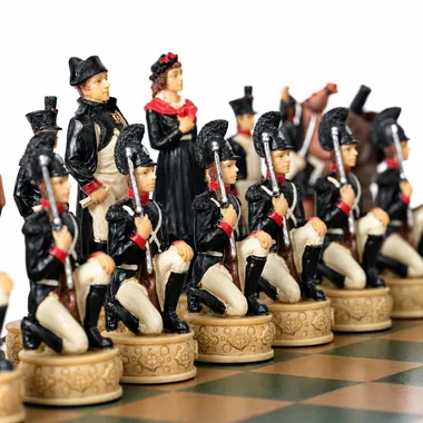 Peças de xadrez Napoleão frente aos soldados pretos no tabuleiro de madeira