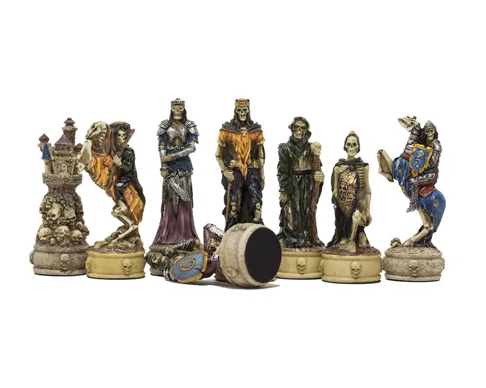Conjunto Mortos-Vivos Tabuleiro em Couro Sintético Preto e Jogo de Xadrez em Resina Pintado à Mão - Image 10